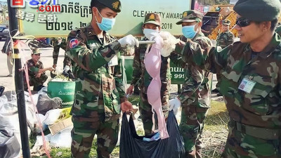 [여행사진] 캄보디아 군인들 대민지원 활동중 신기한 물건보고..