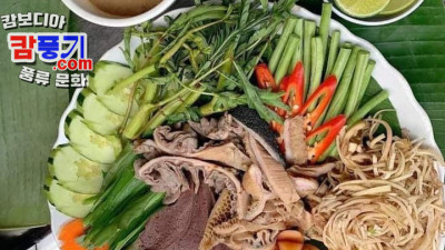 간과 천엽 등 각종 야체와 함께 먹는 캄보디아 전통 위스키 안주